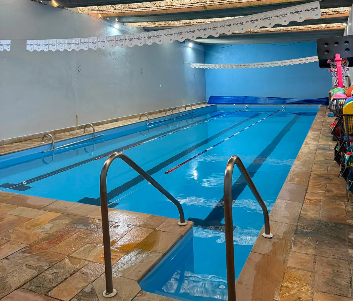 Piscina aquecida da Academia Filipina Interlagos, com raias demarcadas e escada de acesso
